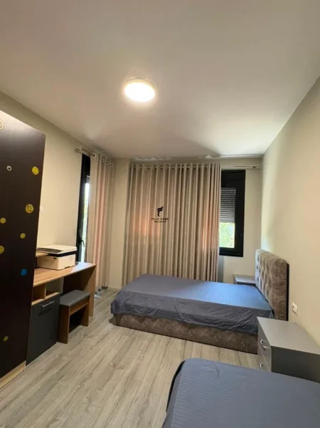 Tirane, jepet me qera apartament 2+1 Kati 3, 110 m² 700 € (YZBERISHT)