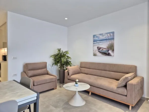 Sarande, shes apartament 5+1 Kati 1, 340 m² 840.000 € (Rruga Miltat Hoxha)
