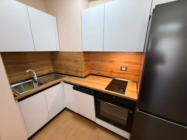 Tirane, jepet me qera apartament 1+1 Kati 4, 80 m² 550 € (Laprake)