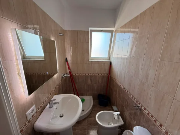 Tirane, jepet me qera apartament 1+1 Kati 4, 80 m² 550 € (Laprake)