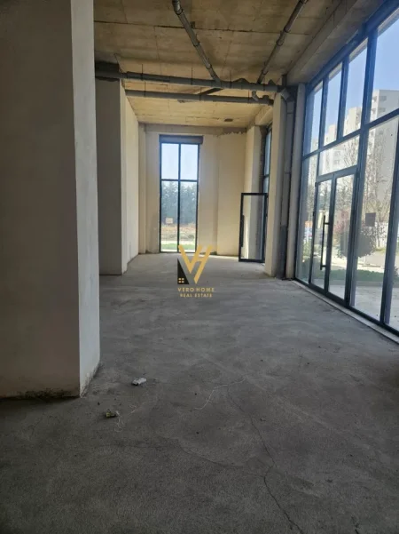 Tirane, jepet me qera dyqan Kati 0, 132 m² 1.000 € (ISH FUSHA E AVIACIONIT)