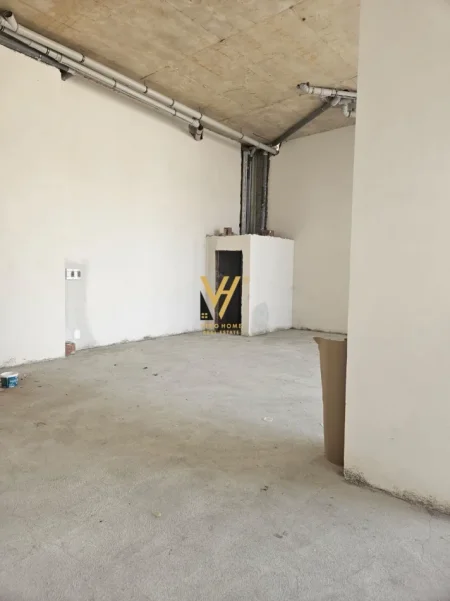 Tirane, jepet me qera dyqan Kati 0, 132 m² 1.000 € (ISH FUSHA E AVIACIONIT)