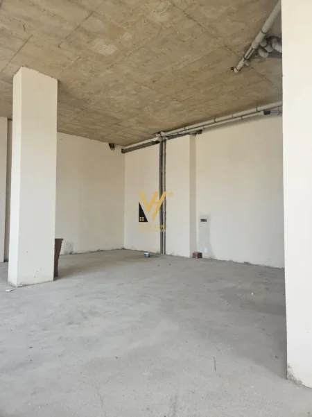 Tirane, jepet me qera dyqan Kati 0, 132 m² 1.000 € (ISH FUSHA E AVIACIONIT)
