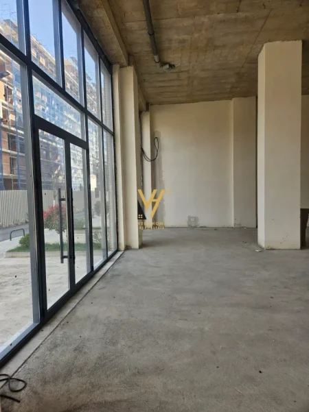 Tirane, jepet me qera dyqan Kati 0, 132 m² 1.000 € (ISH FUSHA E AVIACIONIT)