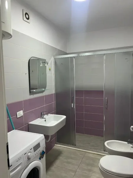 Tirane, jepet me qera apartament 2+1 Kati 4, 105 m² 550 € (Frigoriferi)