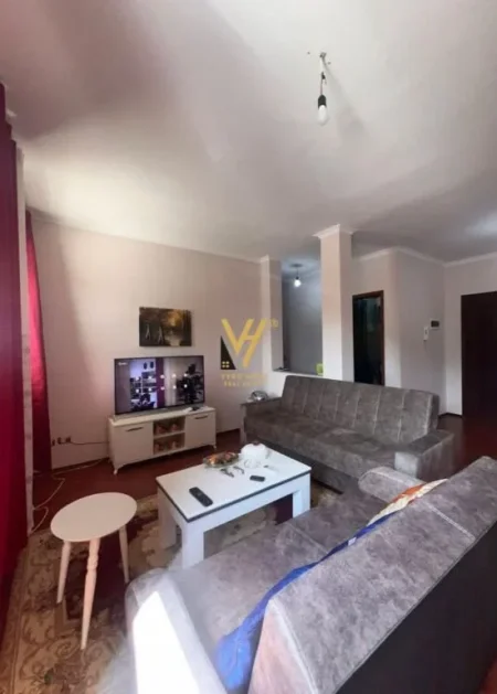 Tirane, jepet me qera apartament 1+1+Ballkon Kati 5, 110 m² 420 € (YZBERISHT)