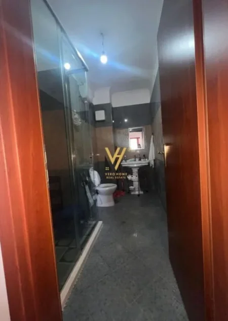 Tirane, jepet me qera apartament 1+1+Ballkon Kati 5, 110 m² 420 € (YZBERISHT)