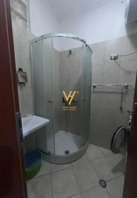 Tirane, jepet me qera apartament 1+1+Ballkon Kati 5, 110 m² 420 € (YZBERISHT)