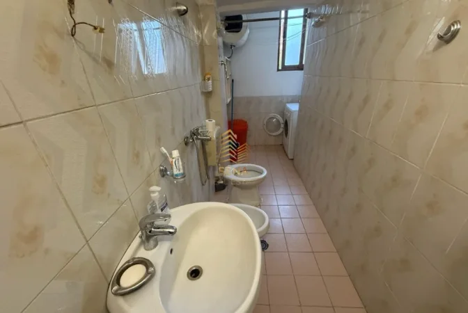 Tirane, jepet me qera apartament 1+1+Ballkon Kati 3, 60 m² 450 € (Rruga Bardhyl)
