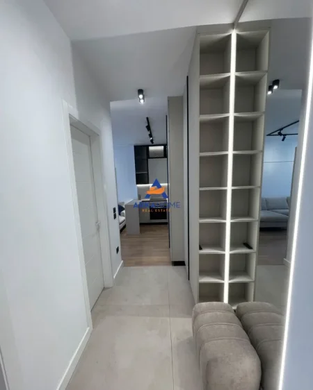 Tirane, jepet me qera apartament 1+1+Ballkon Kati 8, 70 m² 859 € 