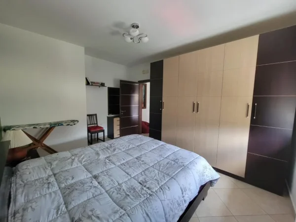 Tirane, jepet me qera apartament 1+1 Kati 3, 70 m² 500 € (Ali Demi)