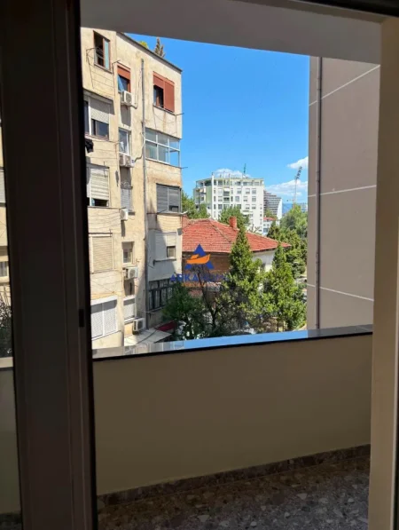 Tirane, jepet me qera apartament 2+1+Ballkon Kati 2, 80 m² 1.074 € 