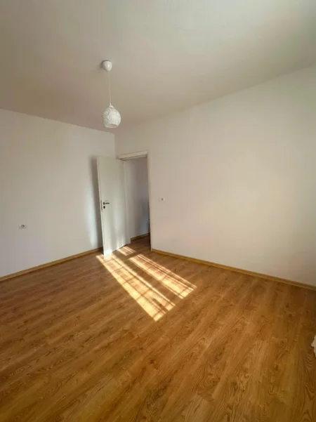 Tirane, jepet me qera zyre Kati 2, 50 m² 650 € 