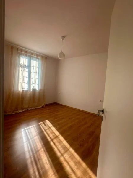 Tirane, jepet me qera zyre Kati 2, 50 m² 650 € 