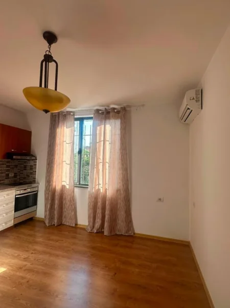 Tirane, jepet me qera zyre Kati 2, 50 m² 650 € 