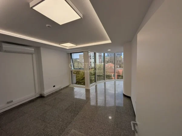 Tirane, jepet me qera zyre Kati 4, 86 m² 1.600 € (Bllok)