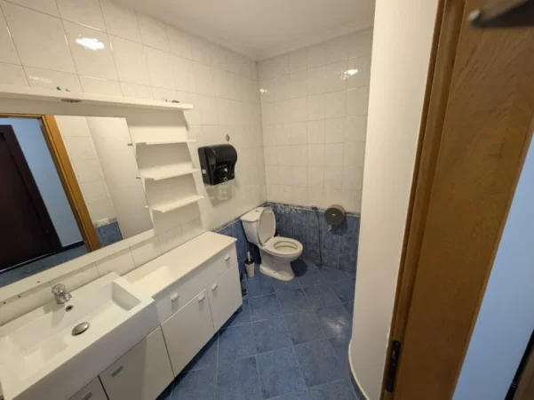 Tirane, jepet me qera zyre Kati 4, 86 m² 1.600 € (Bllok)
