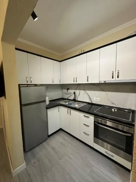 Tirane, jepet me qera apartament 1+1 Kati 4, 65 m² 450 € (BRRYLI)