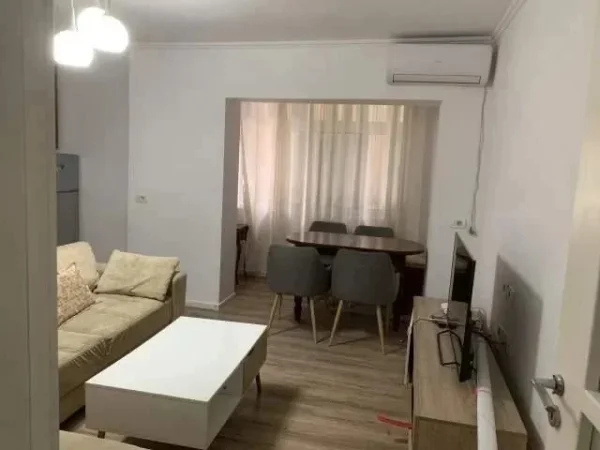 Tirane, jepet me qera apartament 1+1 Kati 2, 65 m² 400 € (Ali Demi)