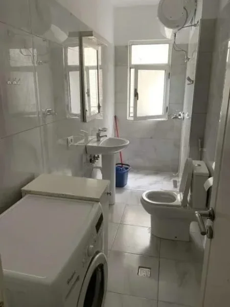 Tirane, jepet me qera apartament 1+1 Kati 2, 65 m² 400 € (Ali Demi)