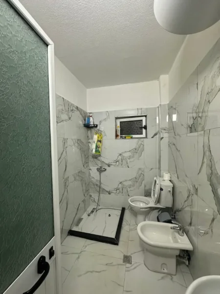 Tirane, jepet me qera apartament 1+1+Ballkon Kati 4, 60 m² 450 € (Marteniteti i Ri /Rr.Mirash Ivanaj)