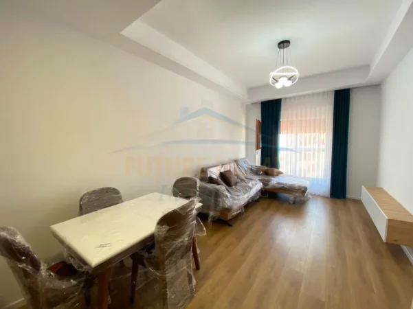 Tirane, jepet me qera apartament 2+1+Ballkon Kati 8, 74 m² 600 € (KOMPLEKSI KADIU)