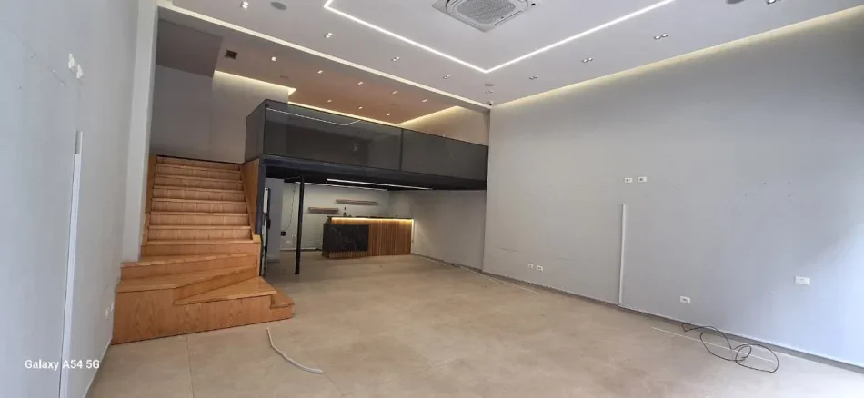 Tirane, jepet me qera ambjent biznesi Kati 0, 110 m² 1.000 € (Rruga 5 Maji)