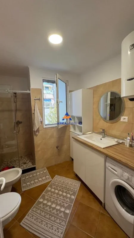 Tirane, jepet me qera apartament 1+1+Ballkon Kati 3, 73 m² 750 € 