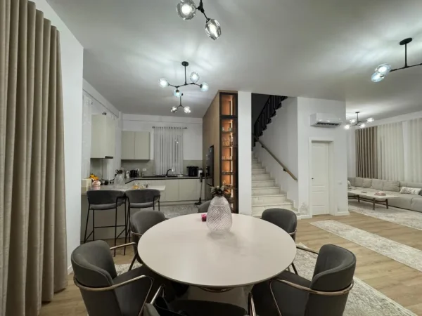 Tirane, jepet me qera apartament 4+1 Kati 3, 550 m² 2.500 € (Sauk)
