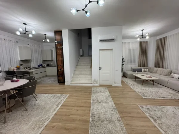 Tirane, jepet me qera apartament 4+1 Kati 3, 550 m² 2.500 € (Sauk)