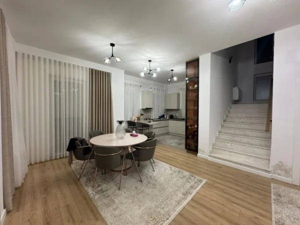 Tirane, jepet me qera apartament 4+1 Kati 3, 550 m² 2.500 € (Sauk)