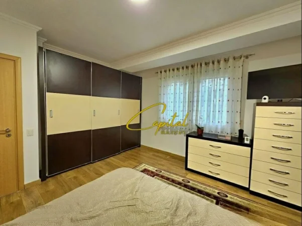 Tirane, jepet me qera apartament 2+1 Kati 1, 95 m² 700 € (KOPSHTI BOTANIK)