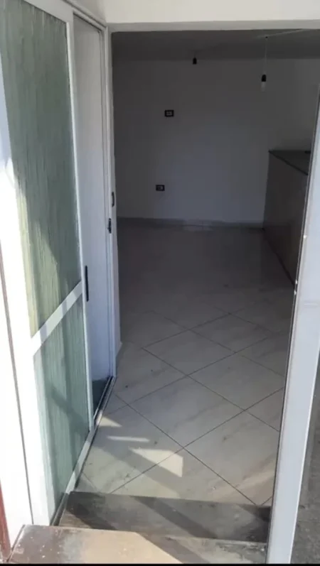 Tirane, jepet me qera ambjent biznesi Kati 1, 27 m² 400 € (Kombinat)