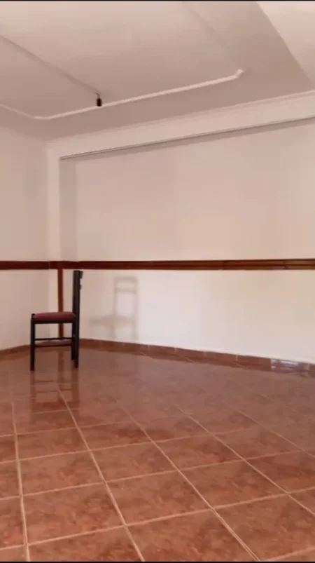 Tirane, jepet me qera ambjent biznesi Kati 1, 27 m² 400 € (Kombinat)