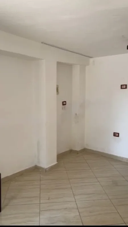 Tirane, jepet me qera ambjent biznesi Kati 1, 27 m² 400 € (Kombinat)