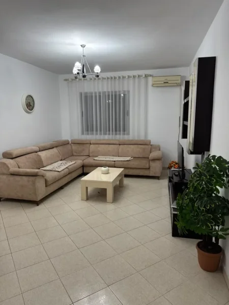 Tirane, jepet me qera apartament 3+1 Kati 2, 120 m² 500 € (Bar Oslo)
