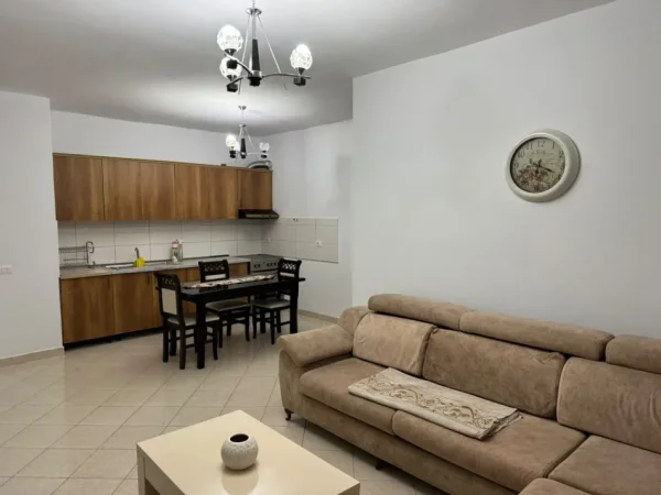 Tirane, jepet me qera apartament 3+1 Kati 2, 120 m² 500 € (Bar Oslo)