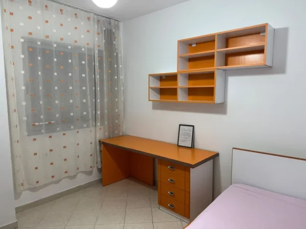 Tirane, jepet me qera apartament 3+1 Kati 2, 120 m² 500 € (Bar Oslo)
