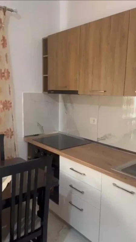 Tirane, jepet me qera apartament 2+1 Kati 1, 80 m² 400 € (Rruga Njazi Meka)