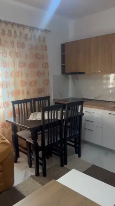 Tirane, jepet me qera apartament 2+1 Kati 1, 80 m² 400 € (Rruga Njazi Meka)