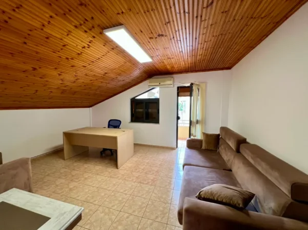 Tirane, jepet me qera apartament 3+1+Ballkon Kati 4, 130 m² 550 € (Rruga Tefta Tashko Koco)