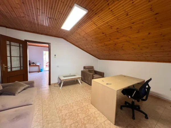 Tirane, jepet me qera apartament 3+1+Ballkon Kati 4, 130 m² 550 € (Rruga Tefta Tashko Koco)
