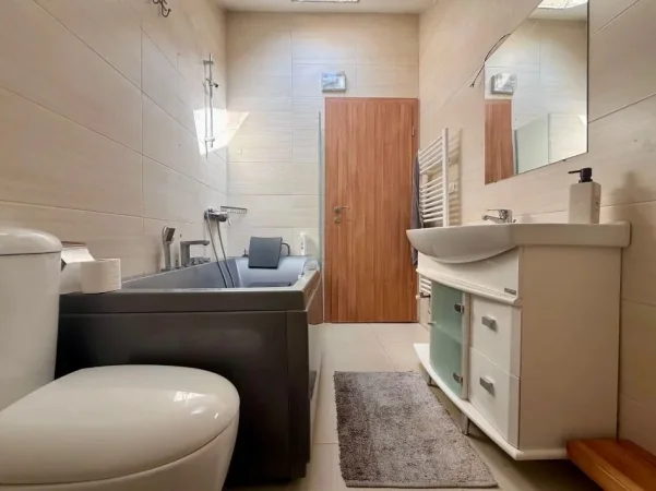 Tirane, jepet me qera apartament 3+1 Kati 1, 130 m² 1.000 € (Sauk)