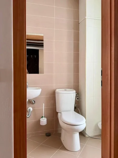 Tirane, jepet me qera apartament 3+1 Kati 1, 130 m² 1.000 € (Sauk)