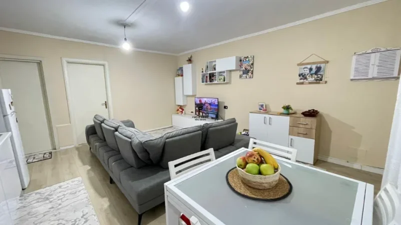 Tirane, jepet me qera apartament 1+1 Kati 1, 70 m² 400 € (JORDAN MISJA)