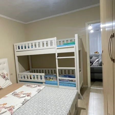 Tirane, jepet me qera apartament 1+1 Kati 1, 70 m² 400 € (JORDAN MISJA)