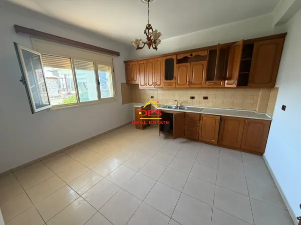 Vlore, shitet shtepi Kati 2, 215 m² 250.000 € (Rruga Haxhi Xhyherri, Vlorë)
