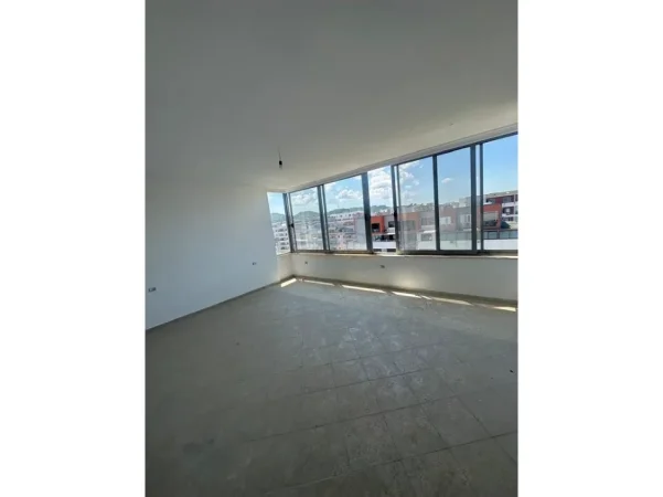 Tirane, shes apartament 2+1+Ballkon Kati 9, 121 m² 126.000 € (Unaza e re)