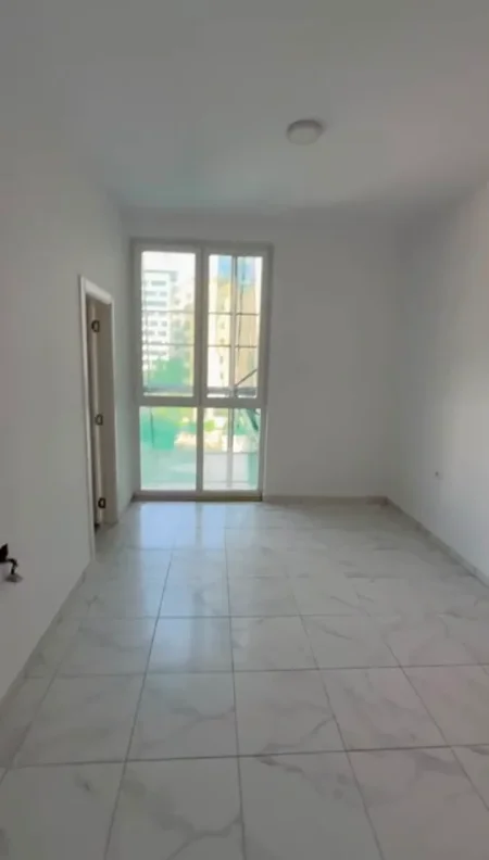 Tirane, jepet me qera ambjent biznesi Kati 2, 110 m² 1.000 € (Nisharaku)