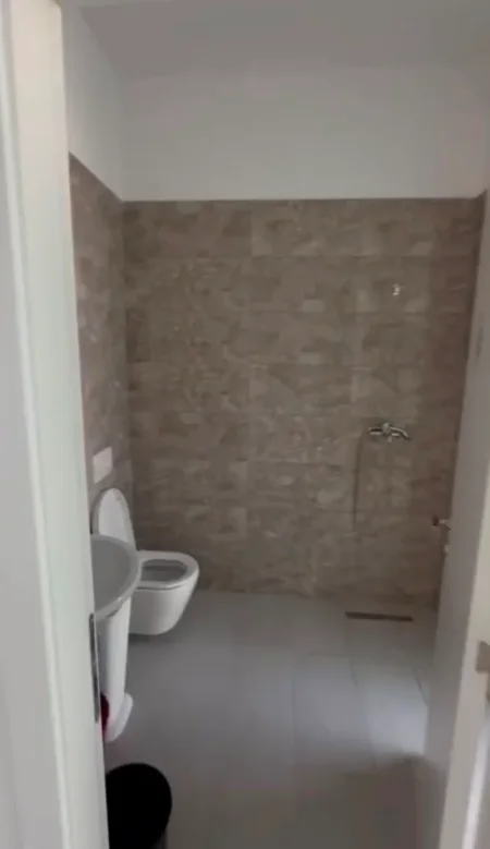 Tirane, jepet me qera ambjent biznesi Kati 2, 110 m² 1.000 € (Nisharaku)